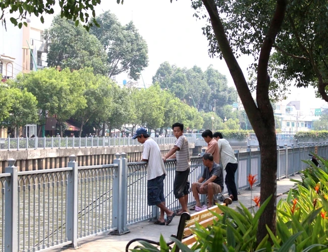 Cá chép vừa thả xuống kênh đã có người canh để bắt lại ảnh 13