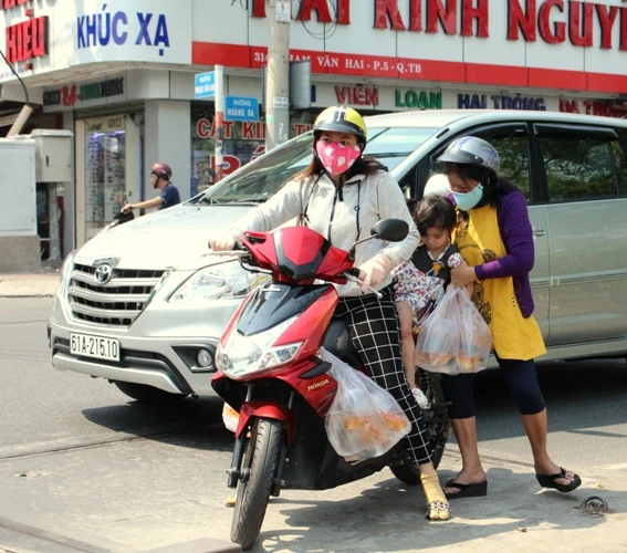 Cá chép vừa thả xuống kênh đã có người canh để bắt lại ảnh 2