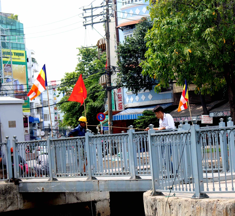 Sáng còn ngoi ngóp, chiều cá đã chết trắng xóa kênh Nhiêu Lộc ảnh 10 Sáng còn ngoi ngóp, chiều cá đã chết trắng xóa kênh Nhiêu Lộc ảnh 10