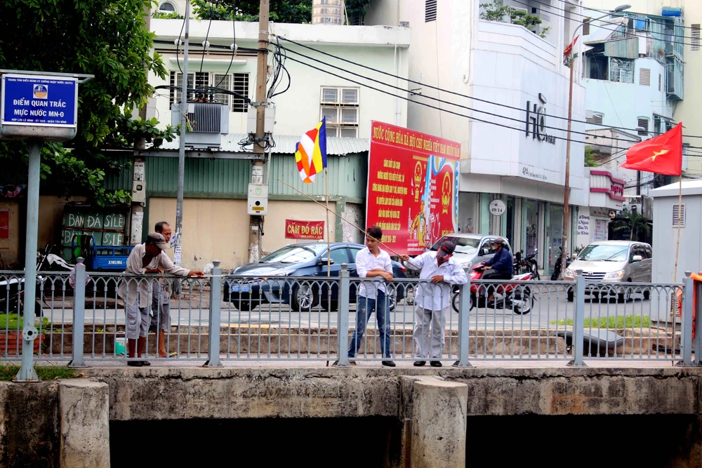 Sáng còn ngoi ngóp, chiều cá đã chết trắng xóa kênh Nhiêu Lộc ảnh 9