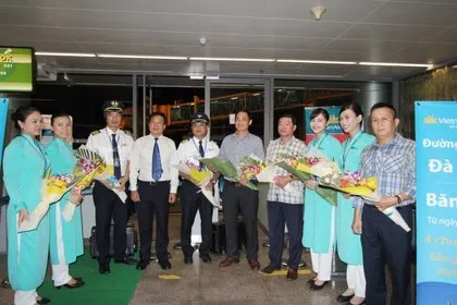 Đại diện Vietnam Airlines chúc mừng tổ bay và tặng quà cho những hành khách trên chuyến bay khai trương đường bay mới.