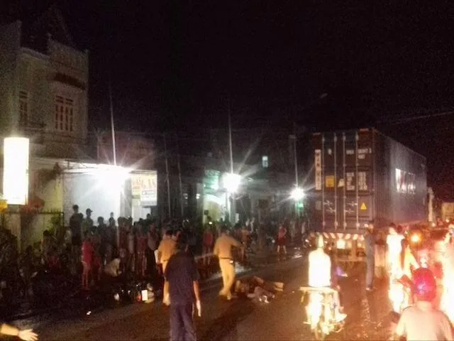 Va chạm xe máy và container, 1 người tử vong tại chỗ ảnh 3 Va chạm xe máy và container, 1 người tử vong tại chỗ ảnh 3