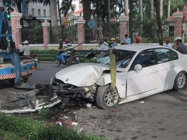 Xế hộp nát đầu vì tông vào cây xanh ven đường ảnh 1 Hiện trường vụ tai nạn