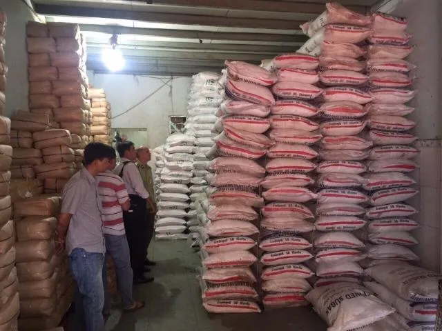 Thu giữ lô hàng thuốc lá và đường cát lậu khổng lồ ảnh 3