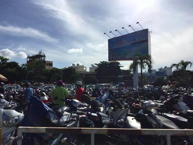 Bãi giữ xe máy không còn một chỗ trống