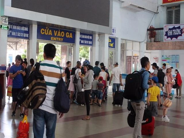 khách đi tàu ở ga sài gòn