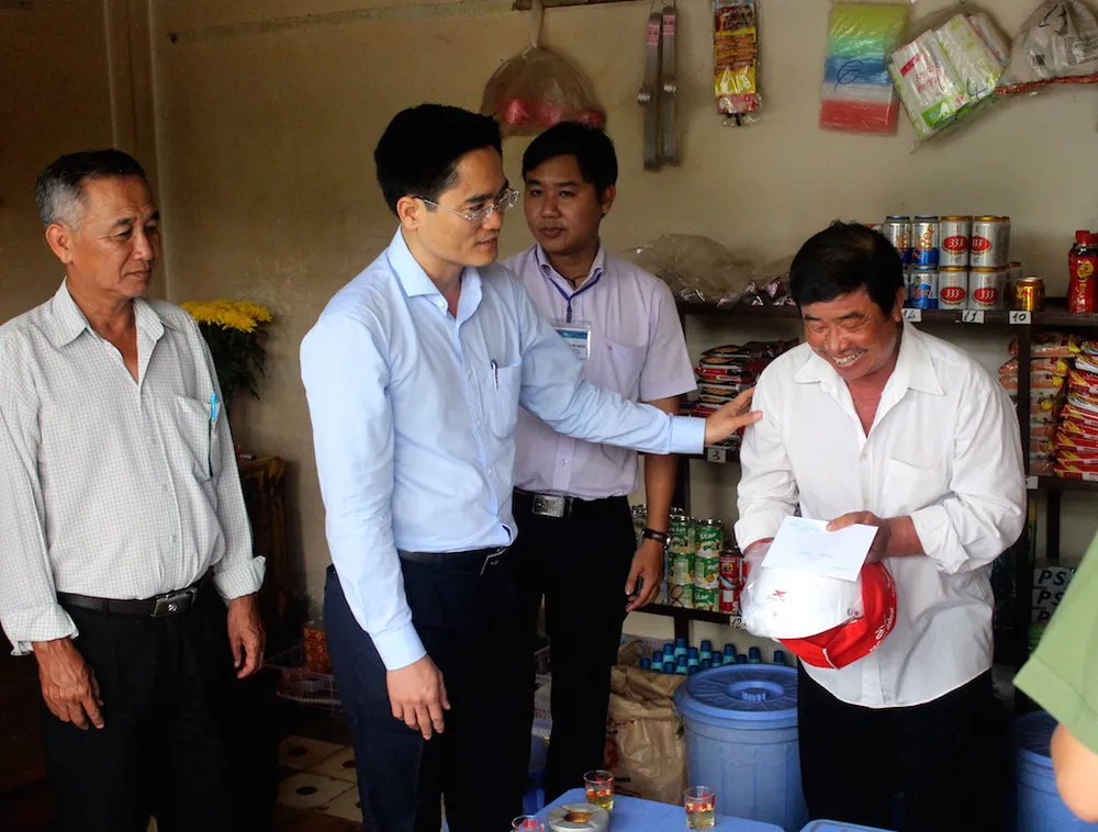 Thăm hỏi, tặng quà nạn nhân, gia đình nạn nhân TNGT ảnh 9