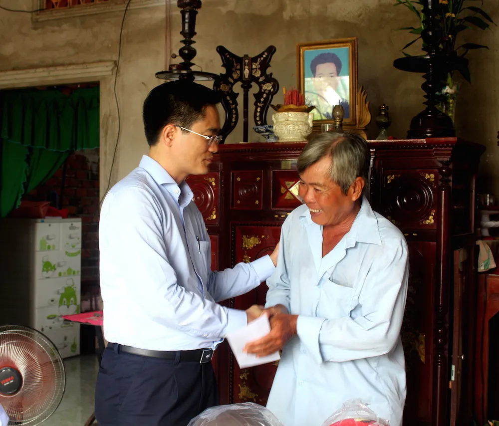 Thăm hỏi, tặng quà nạn nhân, gia đình nạn nhân TNGT ảnh 8