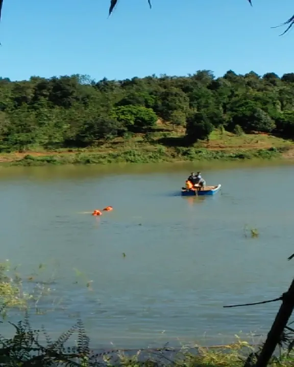 Lực lượng cứu hộ đang tiến hành tìm kiếm các nạn nhân vụ lật thuyền