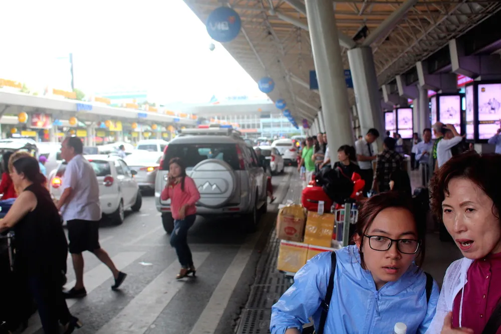 Ô tô bị khóa bánh vì đậu quá 3 phút ở sân bay ảnh 2