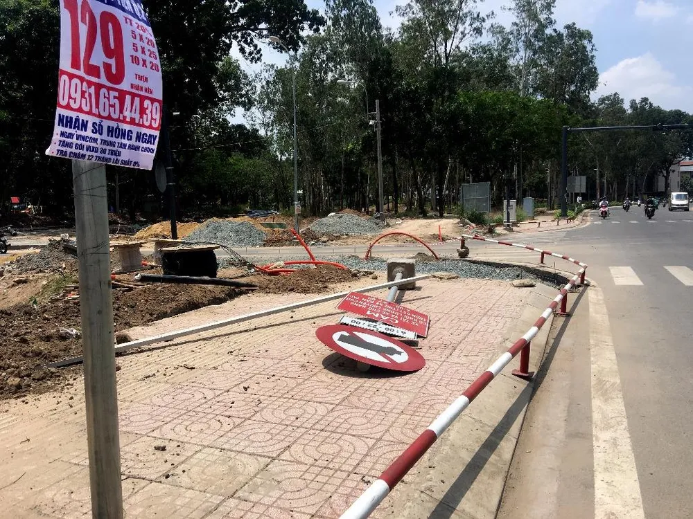 Đi công viên Gia Định, coi chừng... lọt hố! ảnh 1