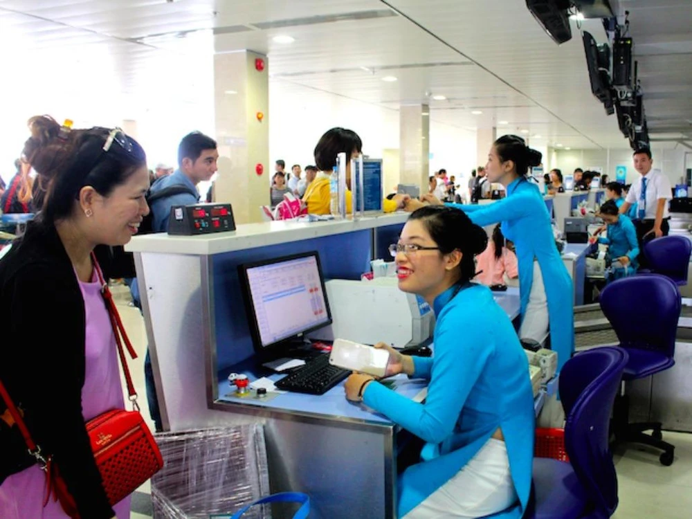 Giá sàn 1,5 triệu, dân nghèo hết mơ đi máy bay ảnh 1