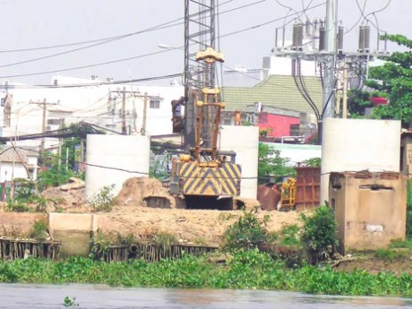 Ngành điện phản hồi vụ cầu sắt Bình Lợi mới vướng cáp ảnh 1