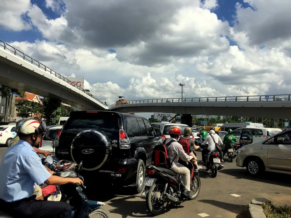 Giao thông hỗn loạn khu vực xây cầu vượt Tân Sơn Nhất ảnh 7