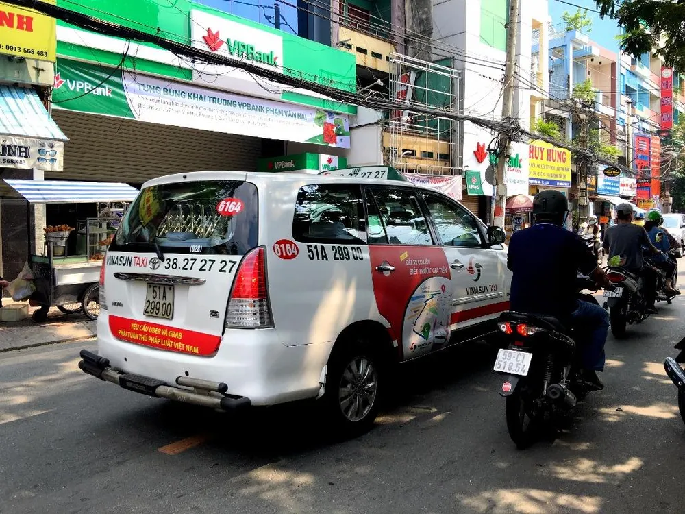 Vinasun tháo ngay khẩu hiệu phản đối Grab, Uber ảnh 1