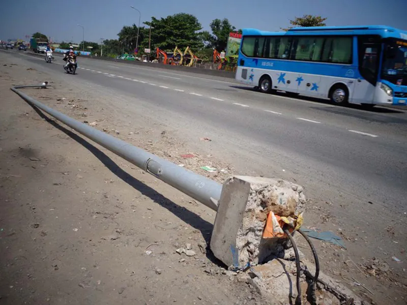 Đã dựng trụ đèn ảnh 1