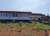 Kênh thủy lợi 90 tỉ đồng, 4 năm vẫn chưa xong ảnh 3 Xây nhà, làm đường trên đất thủy điện