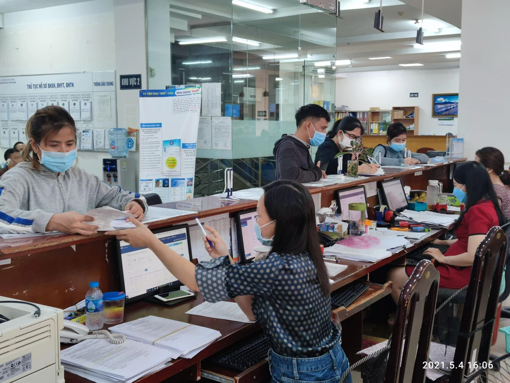 Người dân đến cơ quan BHXH TP.HCM thực hiện các thủ tục BHXH. Ảnh: NGUYỄN HIỀN Người dân đến cơ quan BHXH TP.HCM thực hiện các thủ tục BHXH. Ảnh: NGUYỄN HIỀN