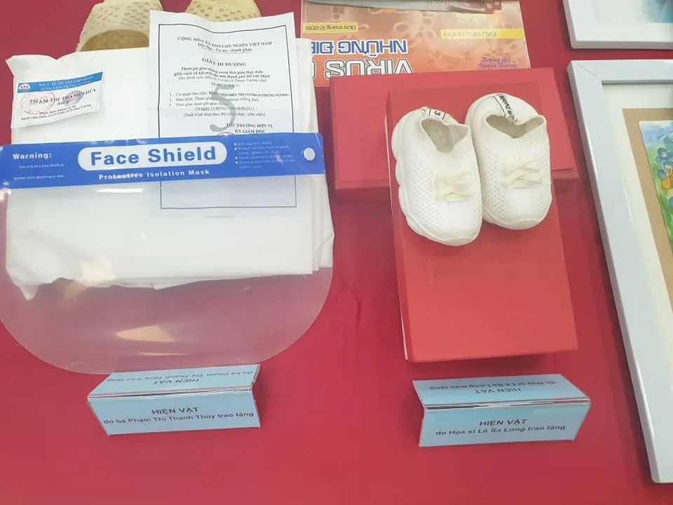 Đôi giày của con trai BS Thanh Thúy do họa sĩ Lê Sa Long hiến tặng. Ảnh: VĂN HÀ Đôi giày của con trai BS Thanh Thúy do họa sĩ Lê Sa Long hiến tặng. Ảnh: VĂN HÀ