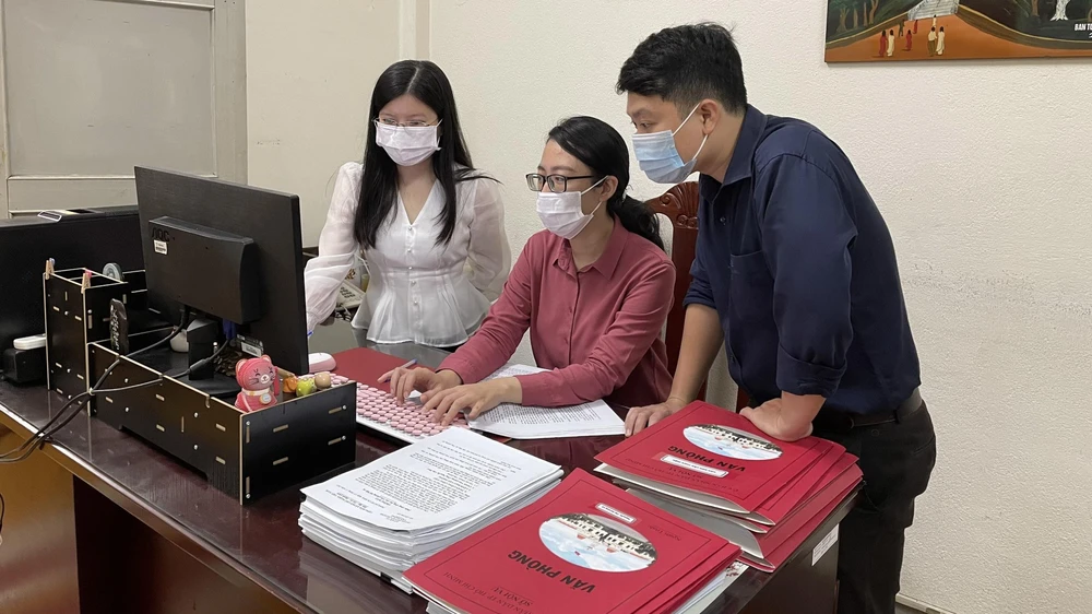 Bà Châu Minh Hiền, Bí thư đoàn Sở Nội vụ TP.HCM (giữa), đang trao đổi công việc tại đơn vị. Ảnh: HƯƠNG LÊ