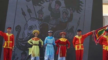 Học sinh hóa thân thành Hai Bà Trưng trong chương trình Ngày hội hóa thân thành các nhân vật lịch sử do các trường THPT tại quận 1, TP.HCM tổ chức năm 2019. Ảnh: NGUYỄN QUYÊN