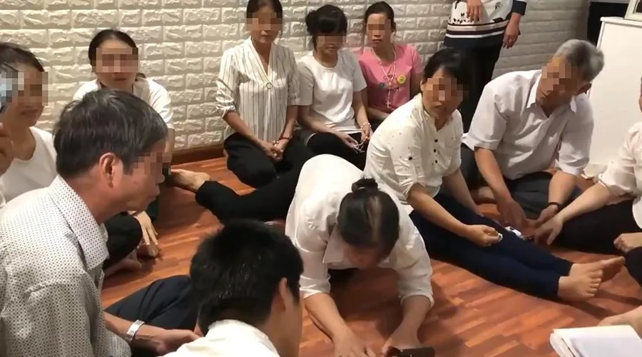 Hàng chục người dân thường xuyên tập trung ở nhà bà Nguyễn Thị Thương vì tin những trò ma quỷ. Ảnh: V.TÙNG Hàng chục người dân thường xuyên tập trung ở nhà bà Nguyễn Thị Thương vì tin những trò ma quỷ. Ảnh: V.TÙNG