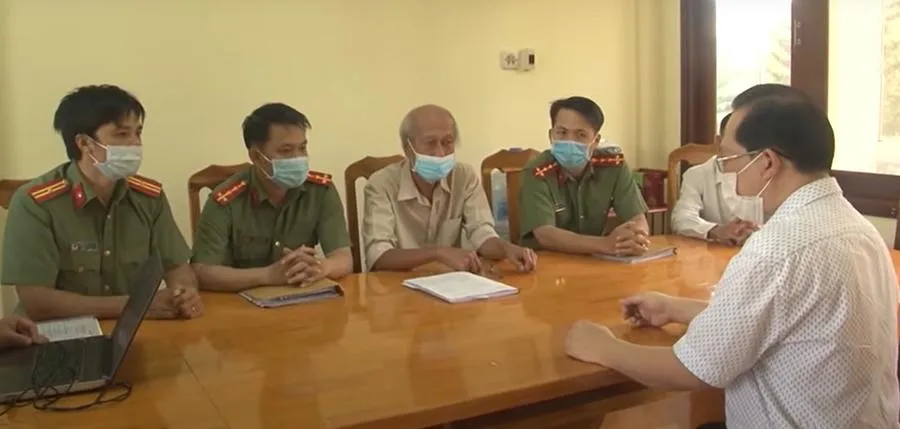 Công an TP Bảo Lộc làm việc với chồng bà Thương. Ảnh: V.TÙNG Công an TP Bảo Lộc làm việc với chồng bà Thương. Ảnh: V.TÙNG