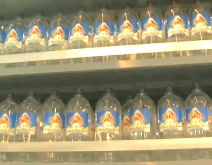 Những chai nước máy được quảng bá chữa lành COVID-19. Ảnh: V.TÙNG Những chai nước máy được quảng bá chữa lành COVID-19. Ảnh: V.TÙNG