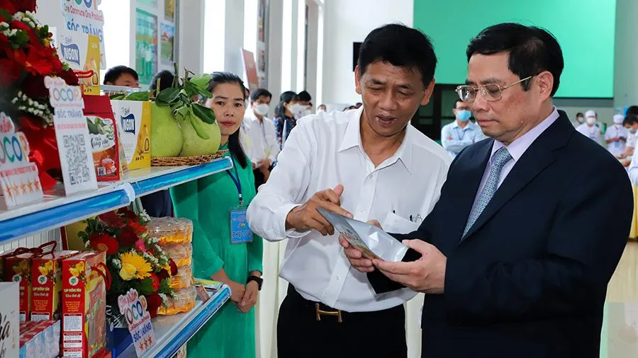 Thủ tướng Chính phủ Phạm Minh Chính gặp gỡ, trò chuyện với các nhà đầu tư tại hội nghị. Ảnh: AĐ