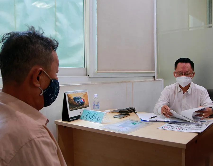 Luật sư Chương trình trợ giúp pháp lý miễn phí của báo Pháp Luật TP.HCM đang tư vấn cho bạn đọc. Ảnh: NGUYỄN THUẬN Luật sư Chương trình trợ giúp pháp lý miễn phí của báo Pháp Luật TP.HCM đang tư vấn cho bạn đọc. Ảnh: NGUYỄN THUẬN