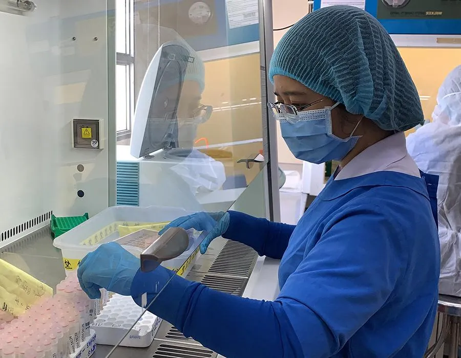 BV Bệnh nhiệt đới đang phối hợp vớiĐơn vị nghiêncứu lâmsàng ĐH Oxford (OUCRU) đã triển khai quy trình xét nghiệm RT-PCR chẩn đoánAdenovirus. Ảnh: HOÀNG GIANG