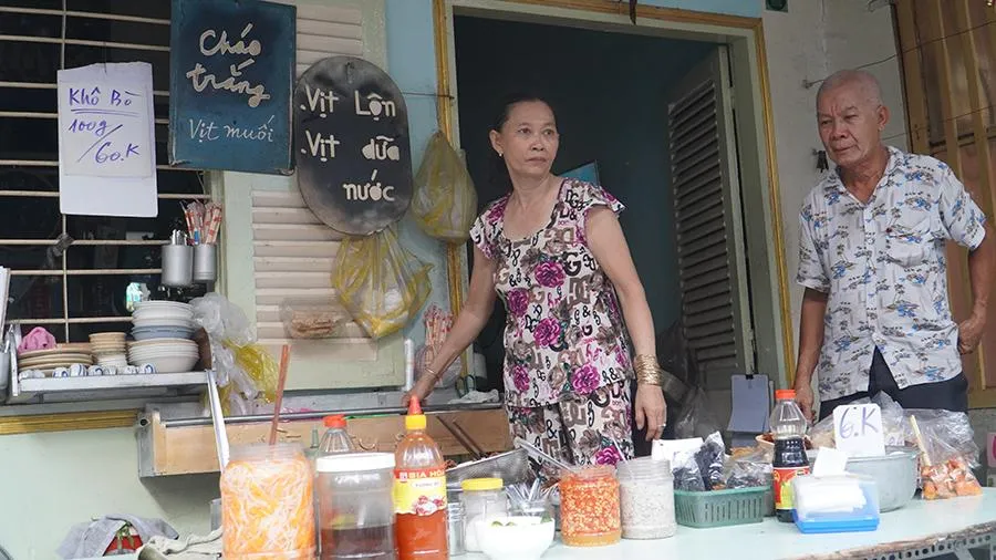 Gần 20 năm duy trì công việc bán cháo siêu rẻ cho khách hàng mà hai cô con gái được ăn học và trưởng thành. Ảnh: HUỲNH THƠ