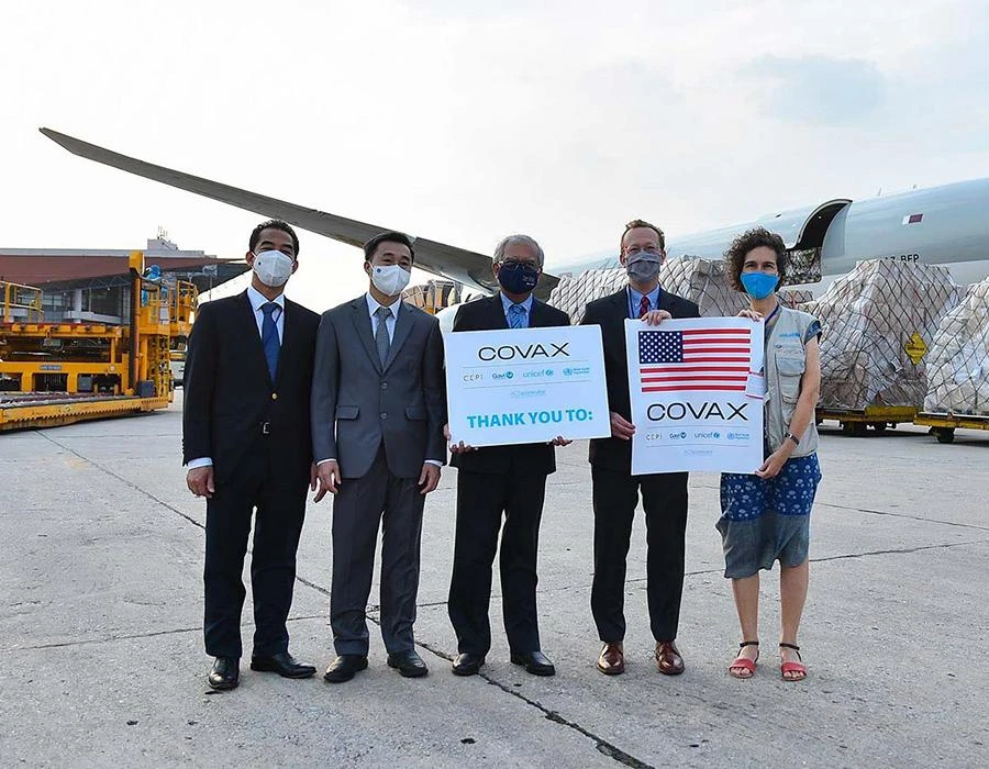 Lãnh đạo Bộ Y tế, Bộ Ngoại giao tiếp nhận lô vaccine Mỹ viện trợ qua cơ chế COVAX. Ảnh: VGP