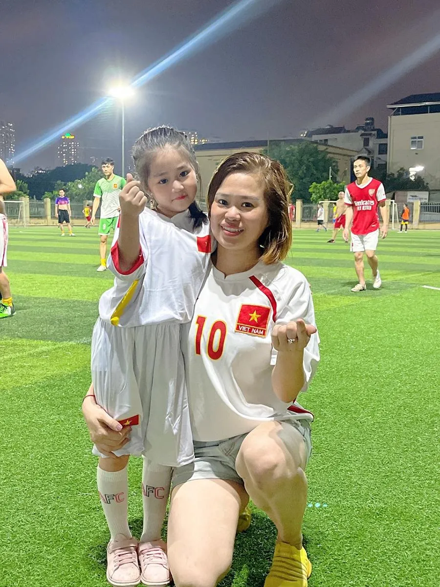 Cựu tuyển thủ Tuyết Mai bên cô con gái muốn theo nghiệp mẹ. Ảnh: CCT