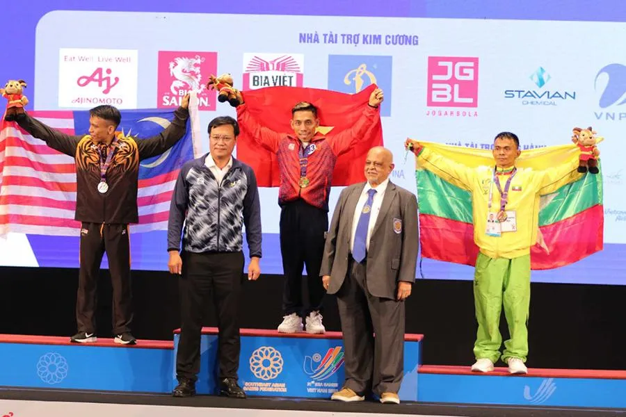 Lực sĩ Phạm Văn Mách (giữa) trở thành VĐV Việt Nam vô địch hai kỳ SEA Games trên sân nhà. Ảnh: CMQ Lực sĩ Phạm Văn Mách (giữa) trở thành VĐV Việt Nam vô địch hai kỳ SEA Games trên sân nhà. Ảnh: CMQ