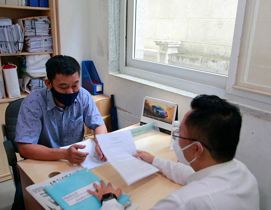 Người dân được luật sư tư vấn pháp luật miễn phí tại báo Pháp Luật TP.HCM. Ảnh: MINH THUẬN