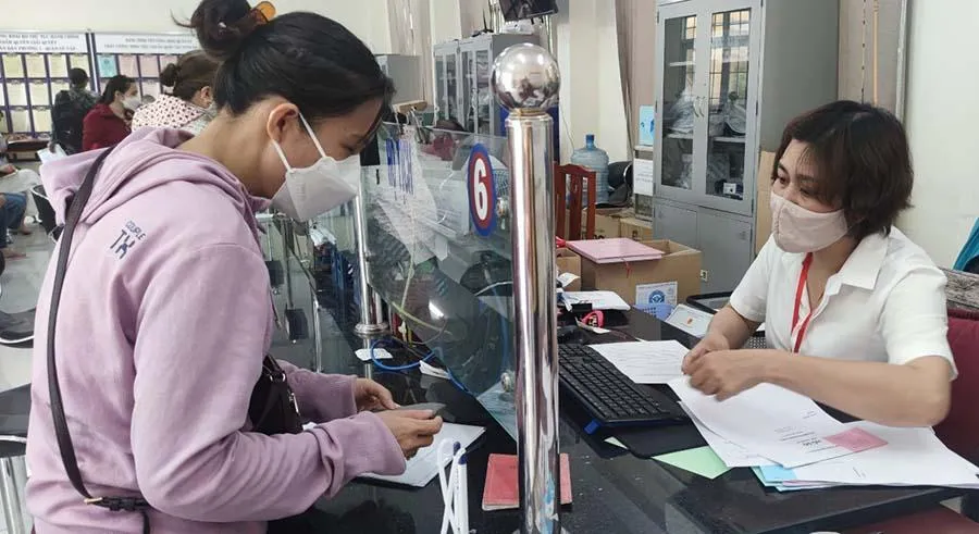 Người dân đến UBND phường 5, quận Gò Vấp thực hiện thủ tục cấp giấy xác nhận tình trạng hôn nhân. Ảnh: NGUYỄN HIỀN