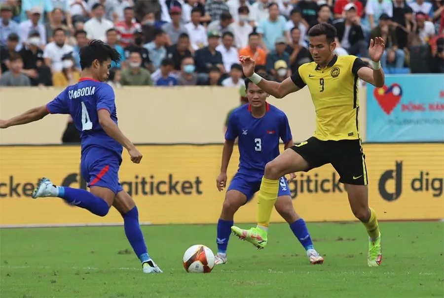 Trước một Campuchia không chịu khuất phục, U-23 Malaysia đánh mất cơ hội lên đầu bảng “chọn” gặp Việt Nam ở bán kết. Ảnh: CTV Trước một Campuchia không chịu khuất phục, U-23 Malaysia đánh mất cơ hội lên đầu bảng “chọn” gặp Việt Nam ở bán kết. Ảnh: CTV