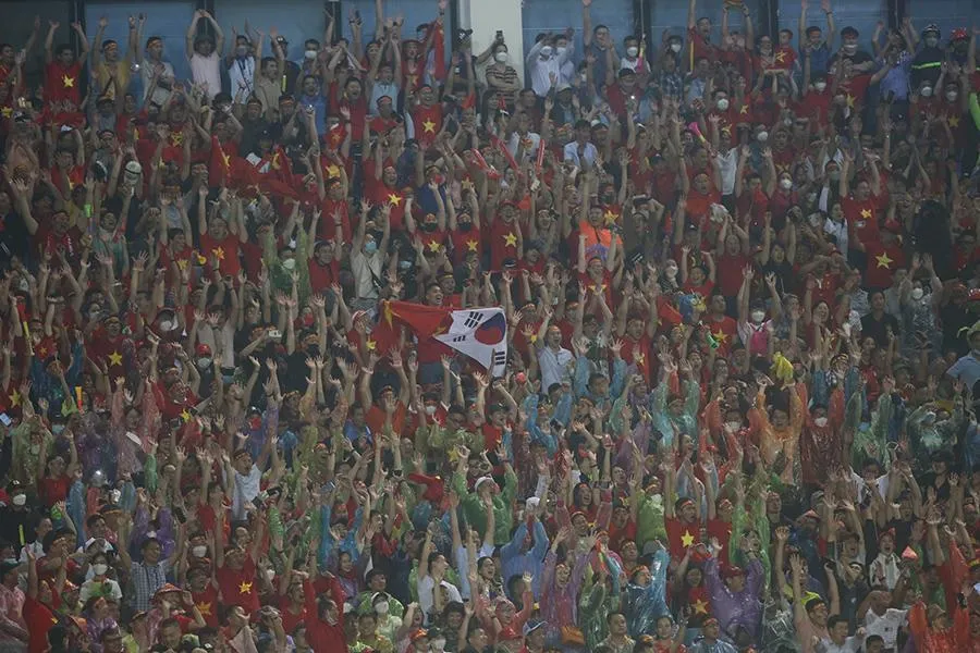 Người hâm mộ Việt Nam vỡ òa hạnh phúc sau bàn thắng của Mạnh Dũng. Ảnh: ANH PHƯƠNG Người hâm mộ Việt Nam vỡ òa hạnh phúc sau bàn thắng của Mạnh Dũng. Ảnh: ANH PHƯƠNG