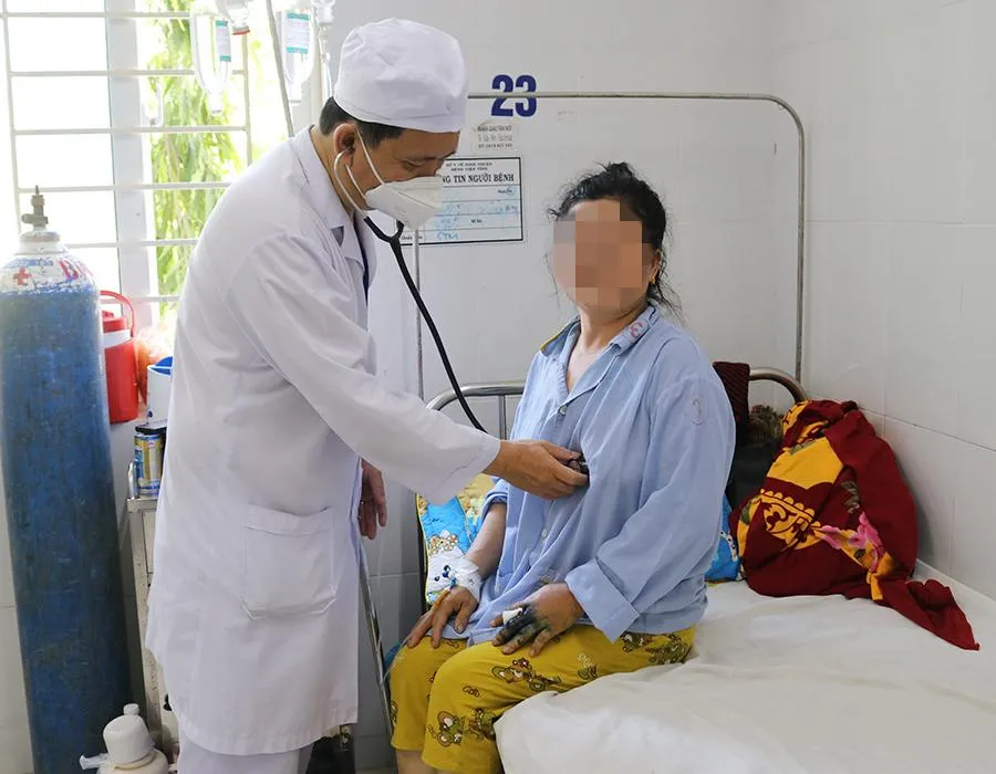 Bác sĩ Trần Thái Tuấn thăm khám cho bệnh nhân bị rắn cắn. Ảnh: HH Bác sĩ Trần Thái Tuấn thăm khám cho bệnh nhân bị rắn cắn. Ảnh: HH