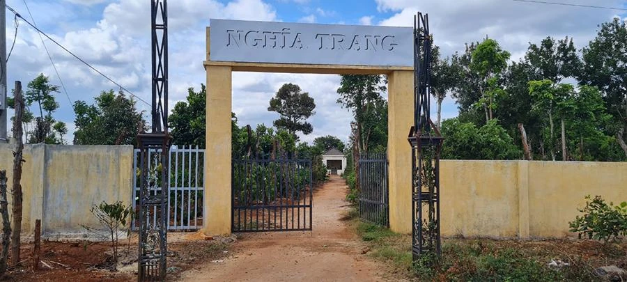 Khu vực đất của người dân bị thu hồi để làm dự án nghĩa trang. Ảnh: AC Khu vực đất của người dân bị thu hồi để làm dự án nghĩa trang. Ảnh: AC