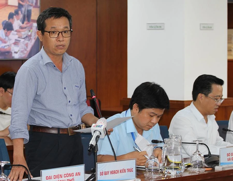 Phó Chánh Văn phòng Sở QH-KT TP.HCM Huỳnh Xuân Thụ tại buổi họp báo chiều 26-5. Ảnh: LÊ THOA