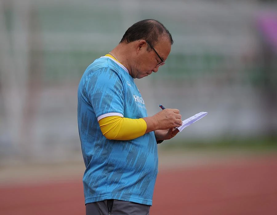 Thầy Park đang tính toán nhân sự cho trận giao hữu với Afghanistan. Ảnh: ANH PHƯƠNG
