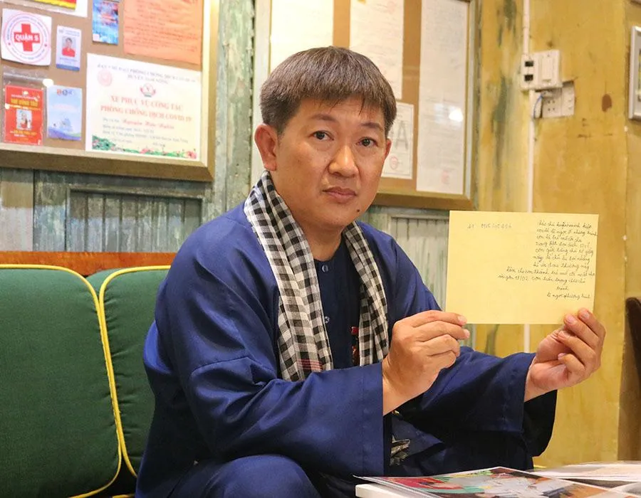 Ông Huỳnh Minh Hiệp và một hiện vật trưng bày tại triển lãm. Ảnh: TÚ NGÂN Ông Huỳnh Minh Hiệp và một hiện vật trưng bày tại triển lãm. Ảnh: TÚ NGÂN