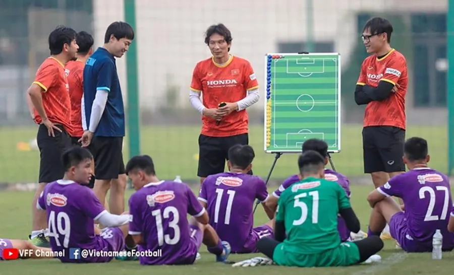 Thầy Gong Oh-kyun muốn các cầu thủ của mình chơi thứ bóng đá tấn công hiệu quả. Ảnh: VFF