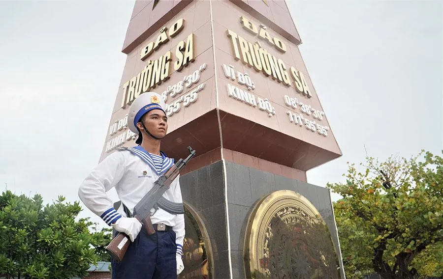 Một chiến sĩ đang làm nhiệm vụ tại đảo Trường Sa.