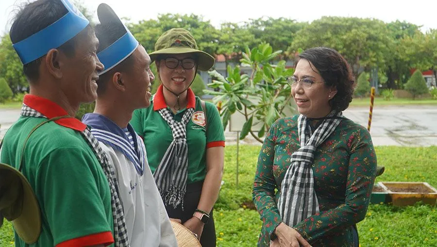 Bà Tô Thị Bích Châu, Chủ tịch Ủy ban MTTQ Việt Nam TP.HCM, thăm hỏi và động viên các chiến sĩ tại đảo Trường Sa. Ảnh: ĐỖ THIỆN