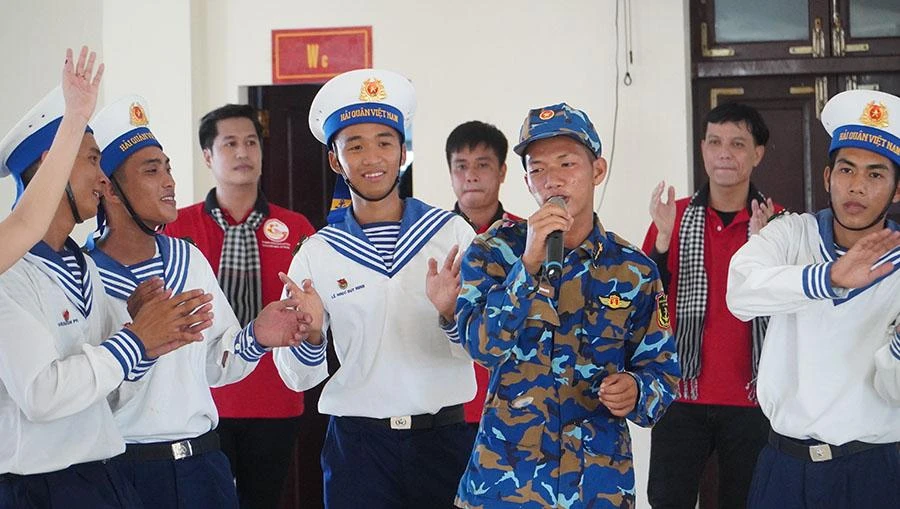 Các chiến sĩ ở Trường Sa giao lưu văn nghệ với Đoàn công tác số 9.