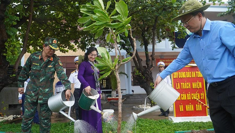 Ông Nguyễn Hồ Hải, Phó Bí thư Thành ủy TP.HCM (phải) và bà Phan Thị Thắng, Phó Chủ tịch UBND TP.HCM, trồng cây lưu niệm tại đảo Trường Sa. Ảnh: ĐỖTHIỆN