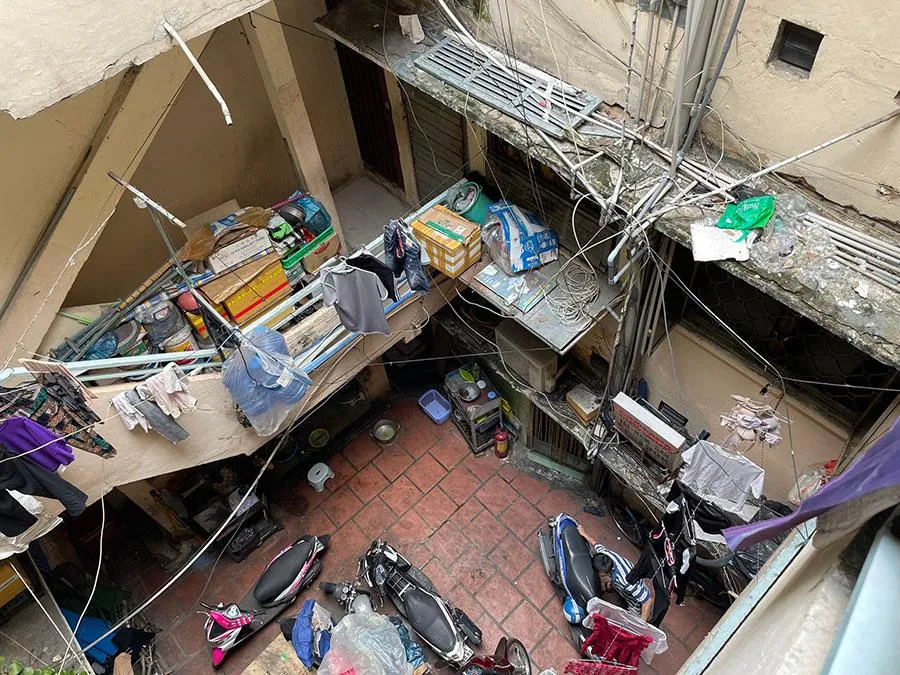 Chung cư 137 Lý Thường Kiệt, phường 7, quận Tân Bình xuống cấp nghiêm trọng. Ảnh: VIỆT HOA